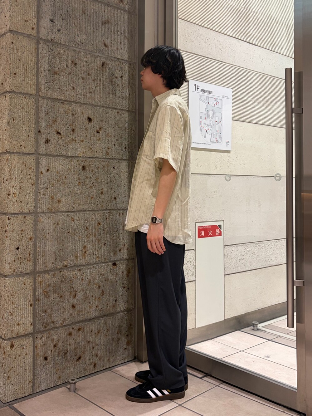 ホワイト系のTシャツ/カットソー、グレー系のその他パンツ、ブラック系のスニーカーを着用したメンズの夏コーディネートの3枚目の写真