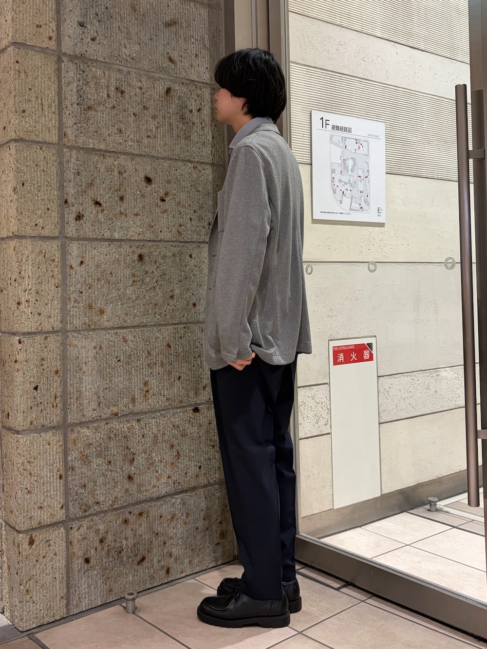 グレー系のシャツ/ブラウス、グレー系のその他アウター、ブルー系のスーツパンツを着用したメンズの春コーディネートの3枚目の写真