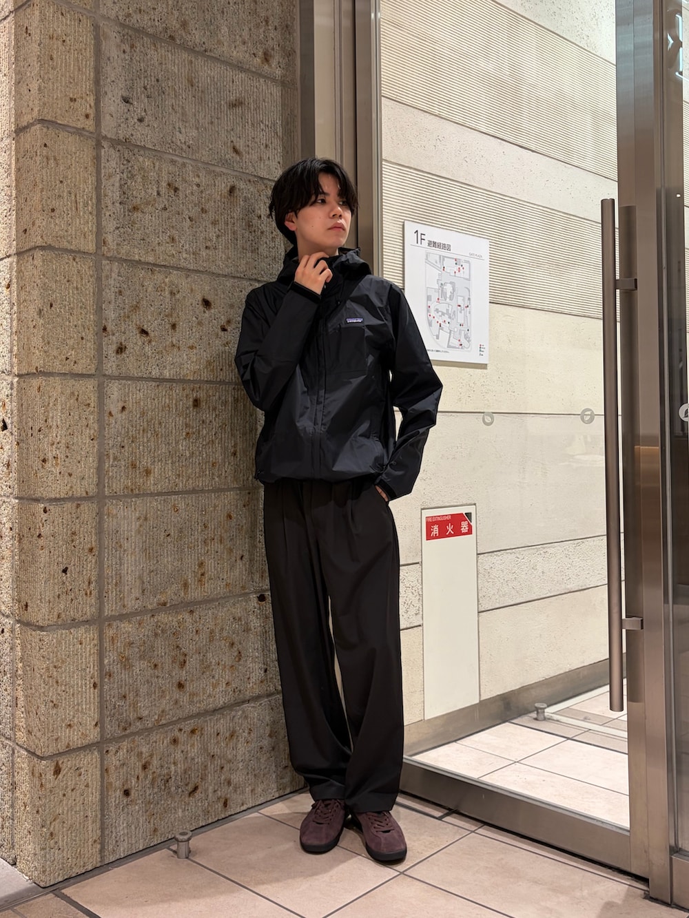 ブラック系のテーラードジャケット、ベージュ系のTシャツ/カットソー、ブラック系のその他パンツを着用したメンズの春コーディネートの5枚目の写真