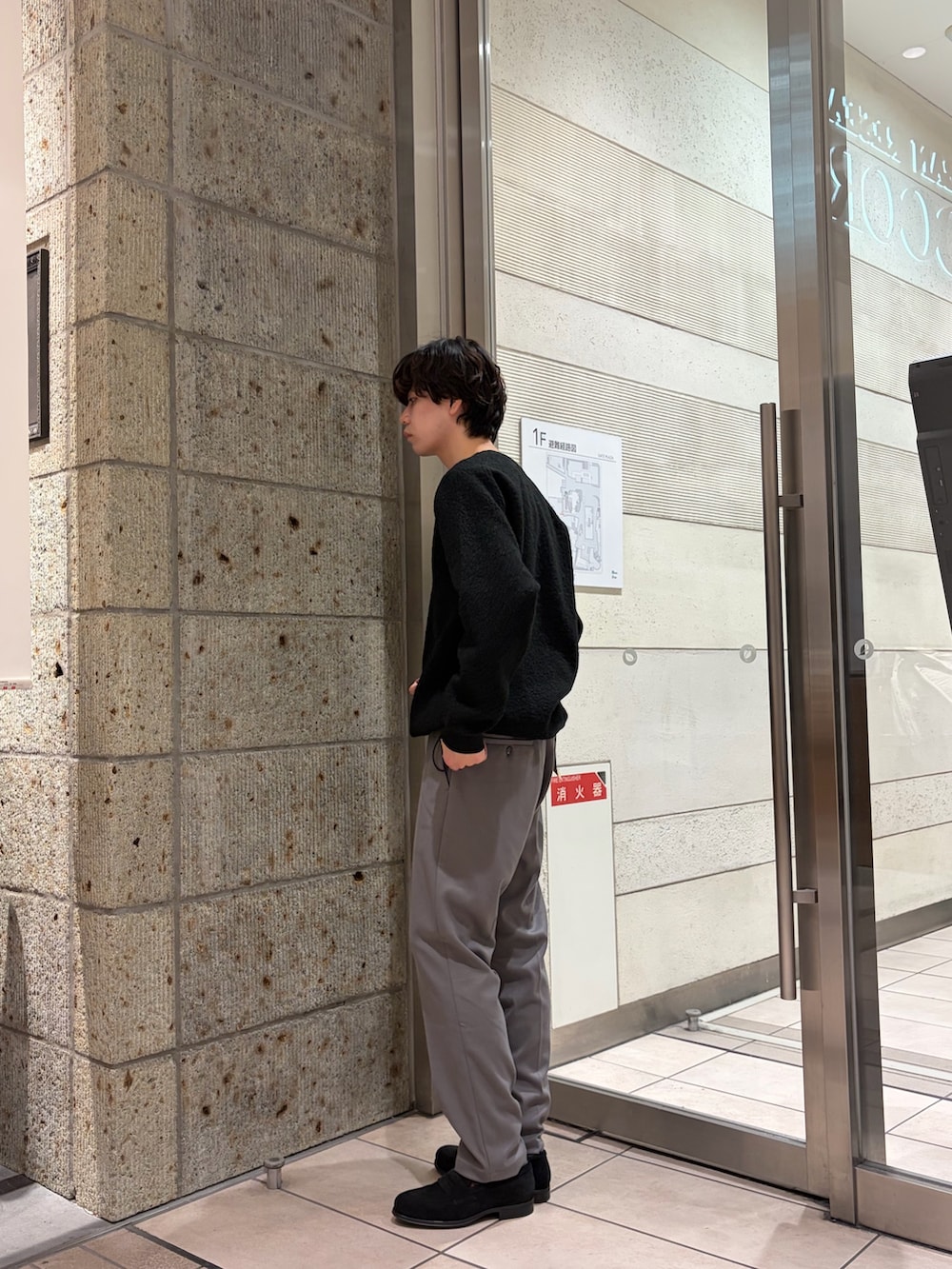 ブラック系のドレスシューズ、ブラック系のTシャツ/カットソー、ベージュ系のその他パンツを着用したメンズの冬コーディネートの4枚目の写真