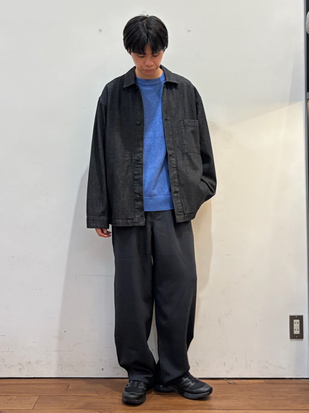 ブルー系のその他パンツ、ブルー系のニット/セーター、ブラック系のデニムジャケットを着用したメンズの秋コーディネートの3枚目の写真