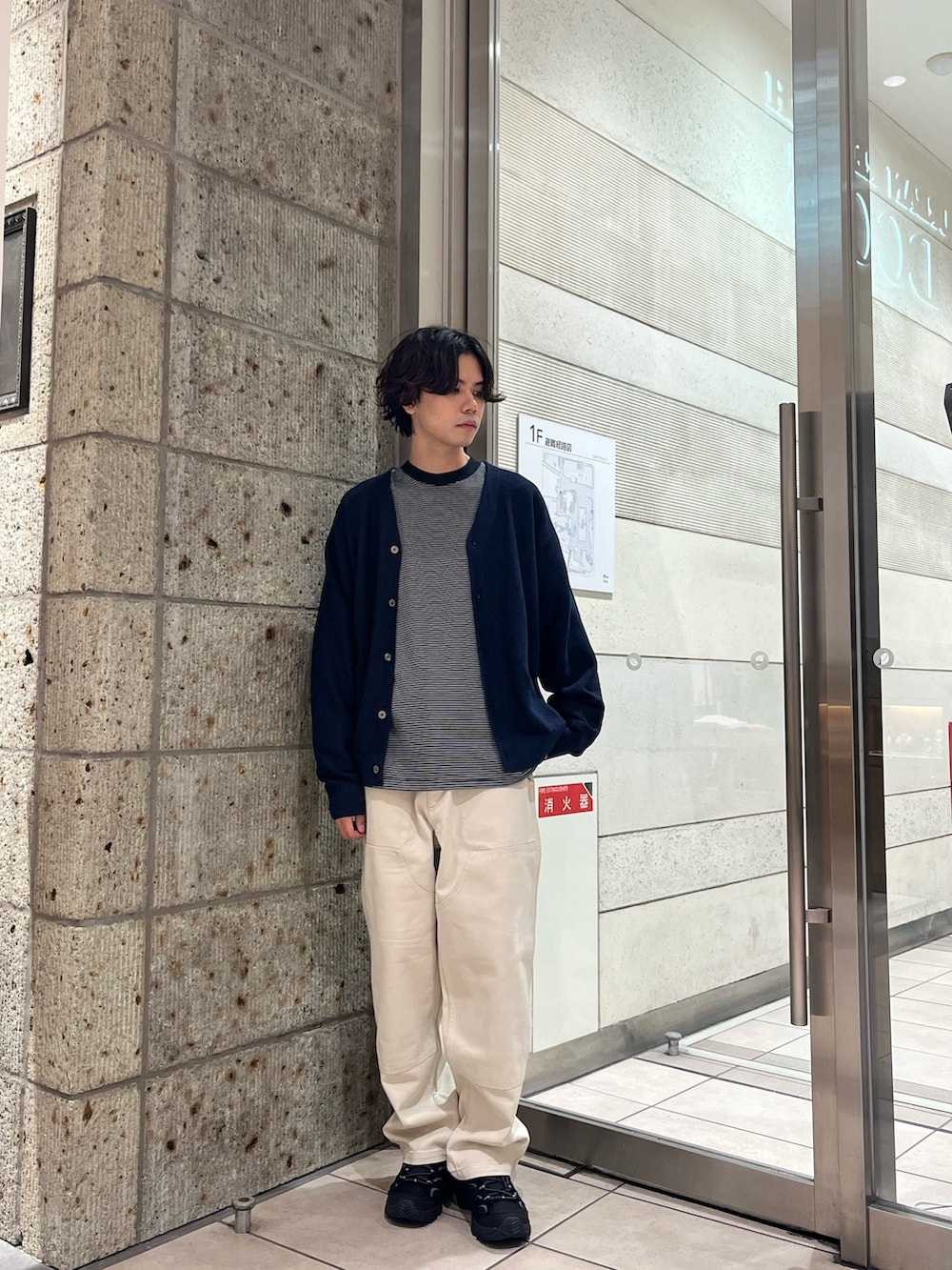 ブルー系のカーディガン/ボレロ、ブラック系のTシャツ/カットソー、ホワイト系のその他パンツを着用したメンズの秋コーディネートの3枚目の写真