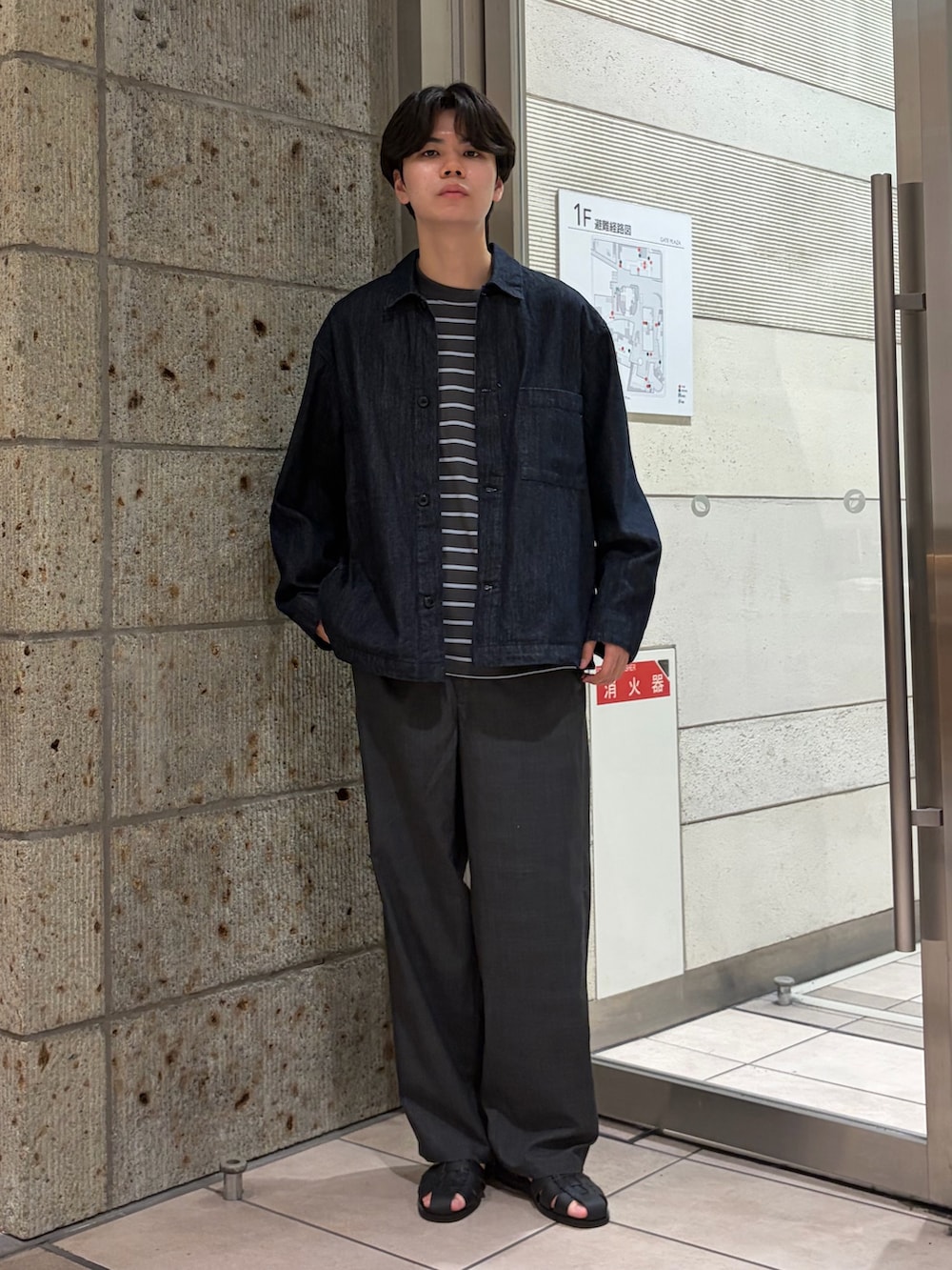 ブルー系のデニムジャケット、グレー系のTシャツ/カットソー、グレー系のその他パンツを着用したメンズの夏コーディネートの2枚目の写真