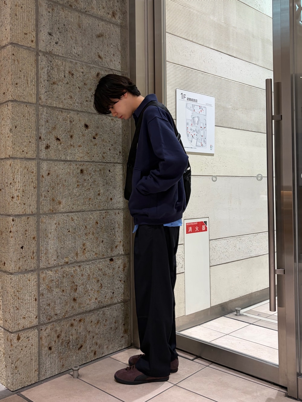 ブルー系のカーディガン/ボレロ、ブルー系のシャツ/ブラウス、ブラック系のショルダーバッグを着用したメンズの春コーディネートの4枚目の写真