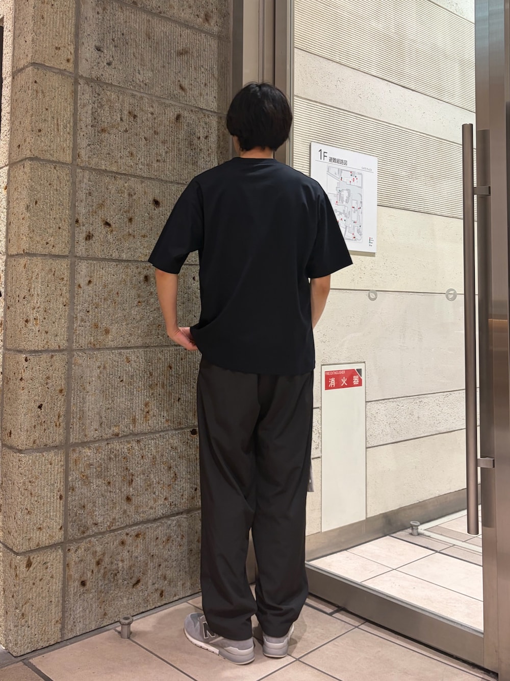 ベージュ系のカーディガン/ボレロ、ブルー系のTシャツ/カットソー、ブラック系のショルダーバッグを着用したメンズの春コーディネートの6枚目の写真