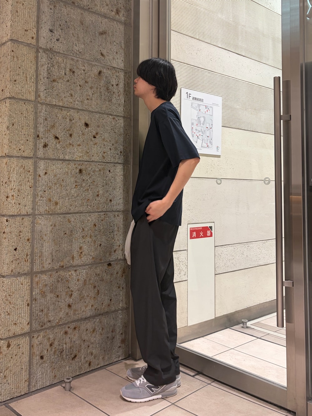 ベージュ系のカーディガン/ボレロ、ブルー系のTシャツ/カットソー、ブラック系のショルダーバッグを着用したメンズの春コーディネートの5枚目の写真