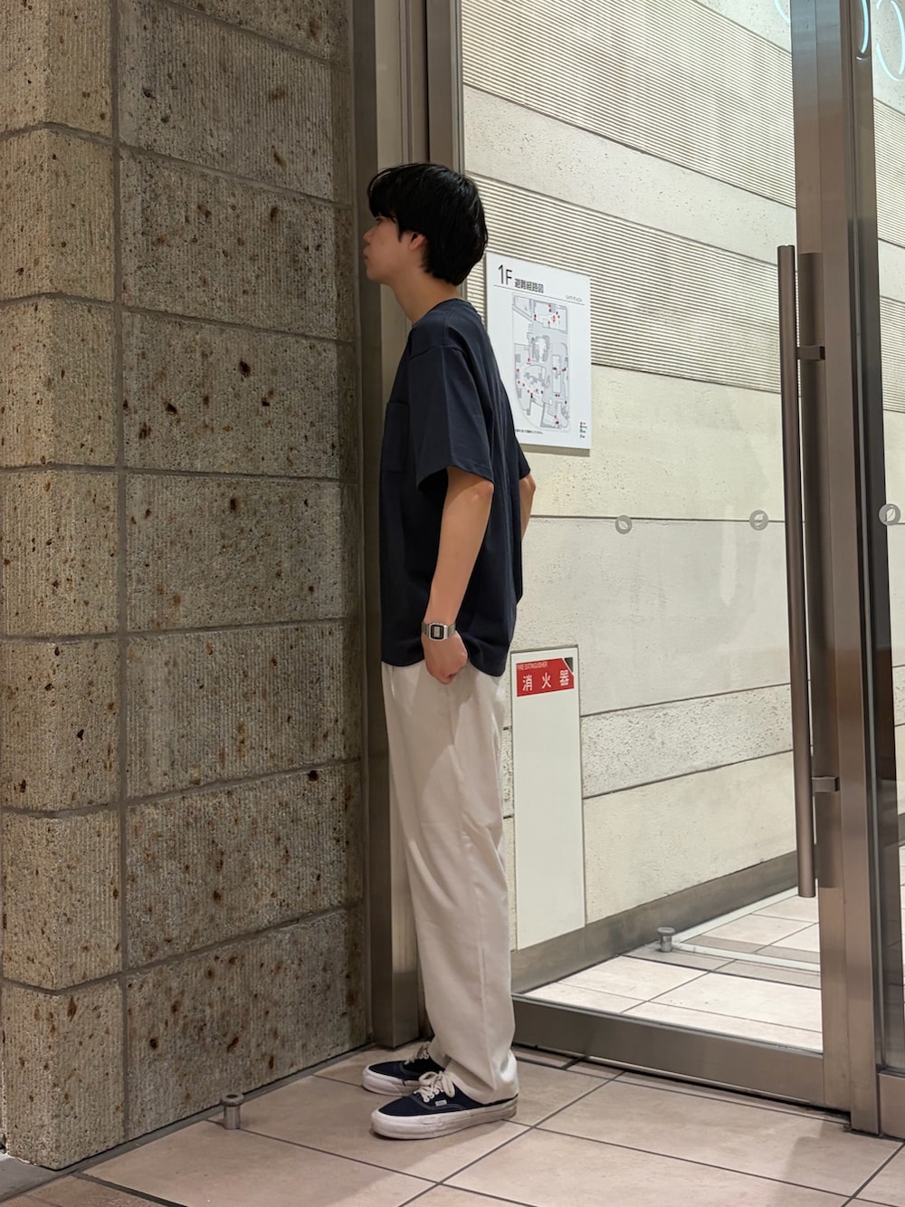 グレー系のTシャツ/カットソー、ホワイト系のその他パンツ、シルバー系のアナログ腕時計を着用したメンズの夏コーディネートの2枚目の写真