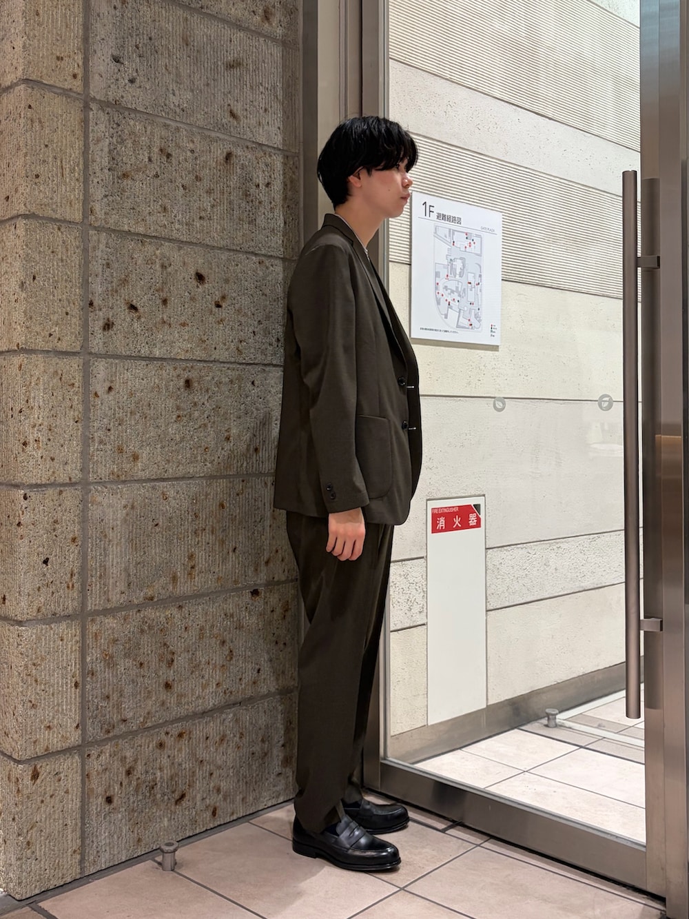 ブラウン系のその他アウター、グレー系のシャツ/ブラウス、ブラウン系のスーツパンツを着用したメンズの春コーディネートの5枚目の写真