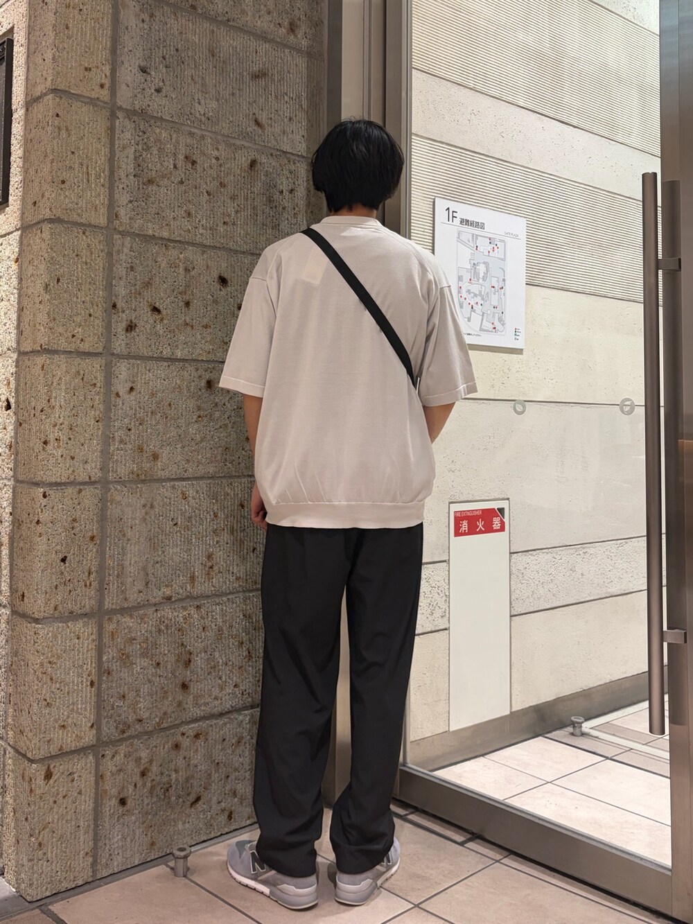 ベージュ系のカーディガン/ボレロ、ブルー系のTシャツ/カットソー、ブラック系のショルダーバッグを着用したメンズの春コーディネートの3枚目の写真