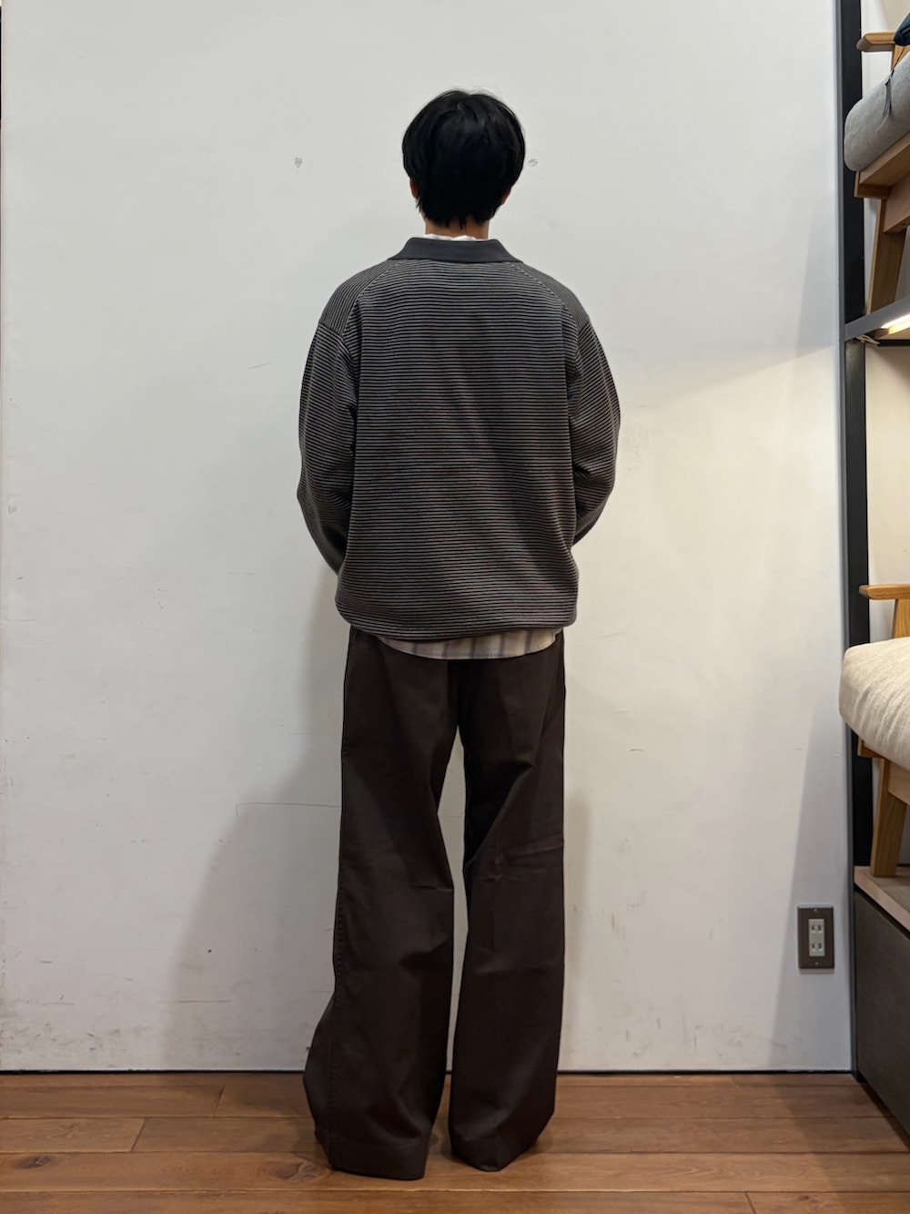 グレー系のニット/セーター、ホワイト系のシャツ/ブラウス、ブラウン系のその他パンツを着用したメンズの秋コーディネートの3枚目の写真