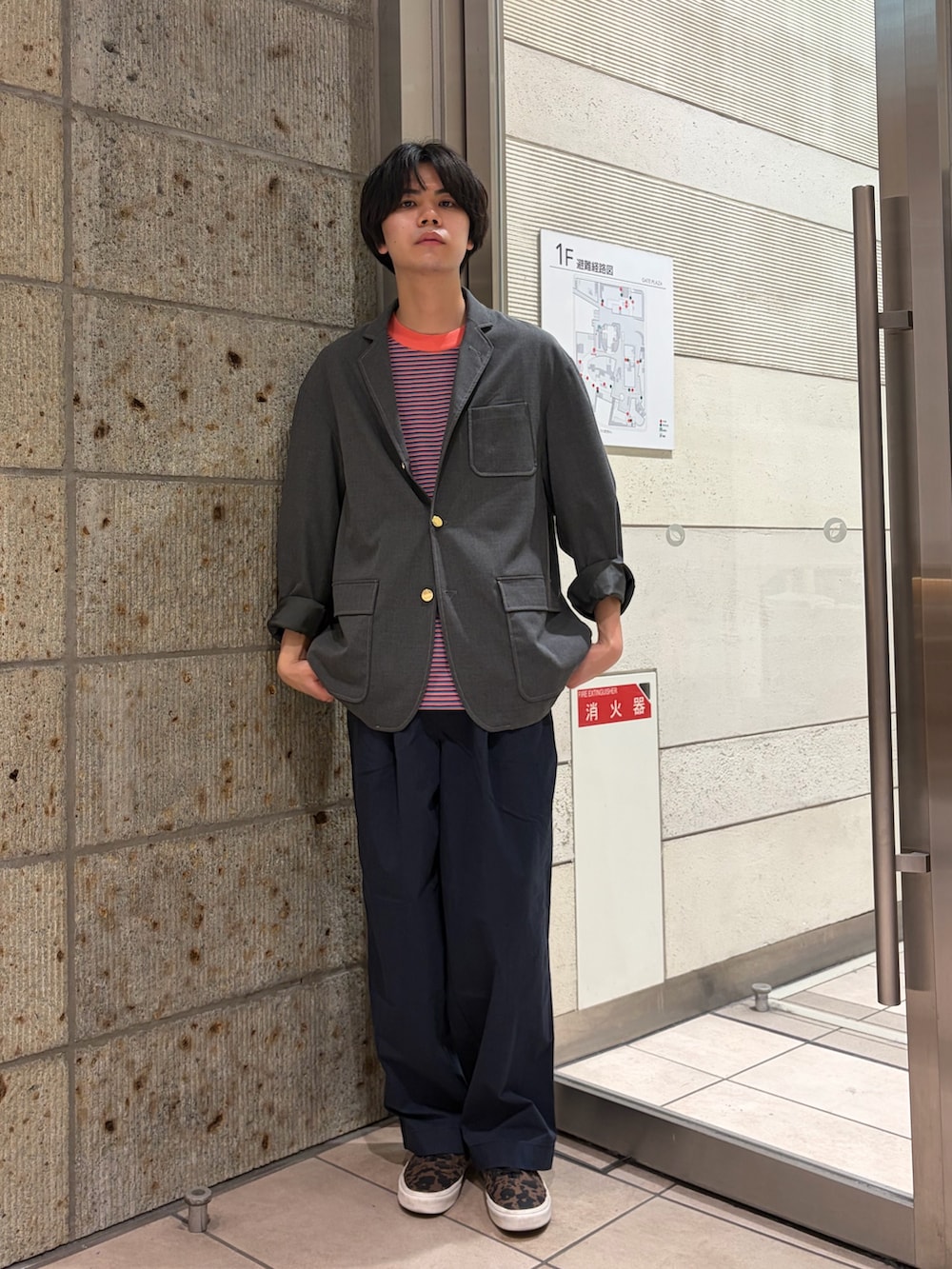 グレー系のその他アウター、グリーン系のTシャツ/カットソー、ブラウン系のスニーカーを着用したメンズの春コーディネートの3枚目の写真