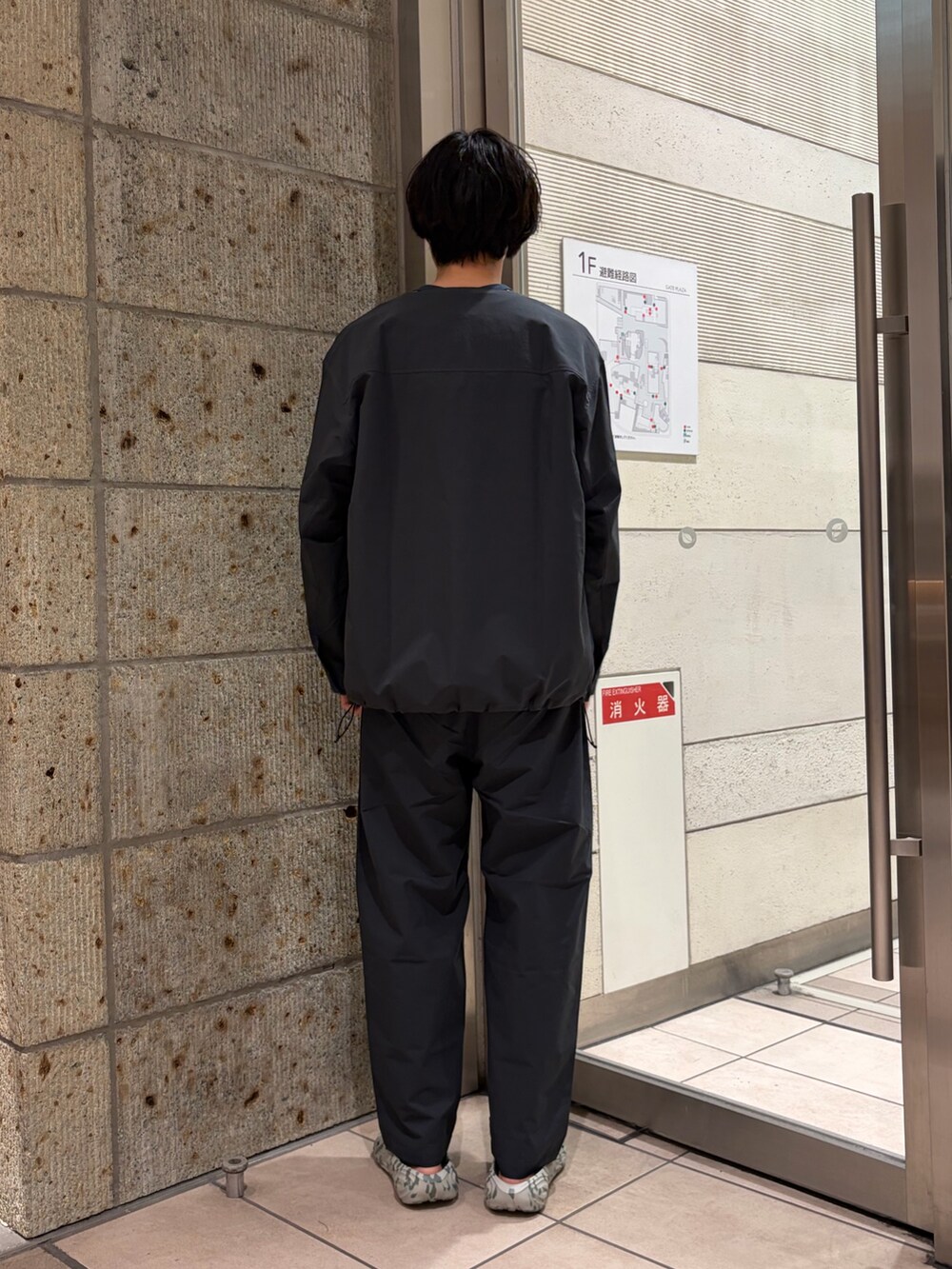 ブルー系のその他パンツ、ブルー系のノーカラージャケット、ブルー系のTシャツ/カットソーを着用したメンズの春コーディネートの4枚目の写真