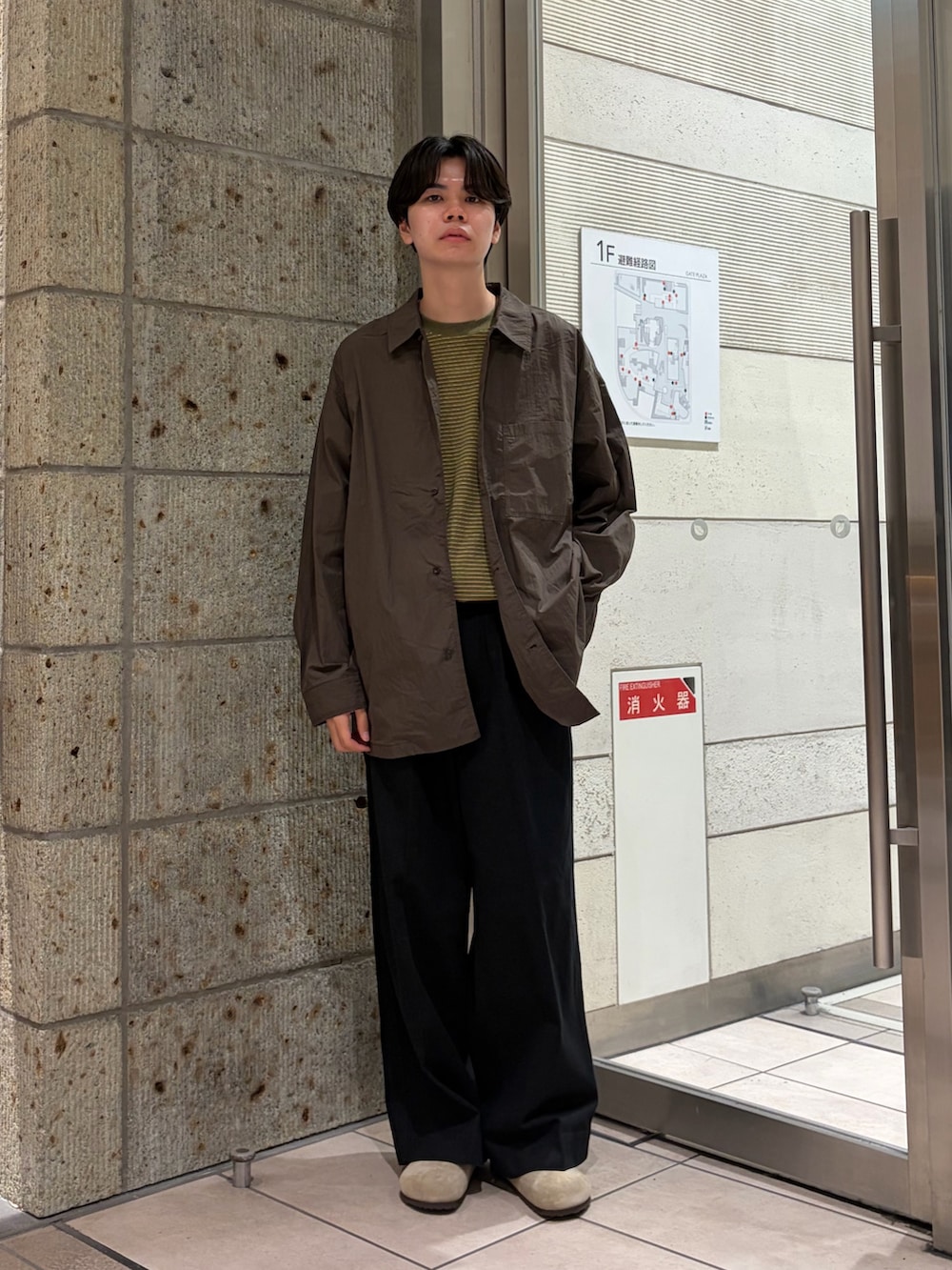 ブラウン系のシャツ/ブラウス、イエロー系のTシャツ/カットソー、ブラック系のその他パンツを着用したメンズの夏コーディネートの5枚目の写真
