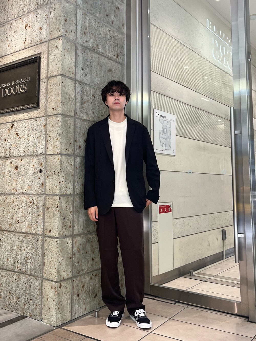 ホワイト系のTシャツ/カットソー、ブラック系のスニーカー、ブラック系のその他アウターを着用したメンズの夏コーディネートの2枚目の写真
