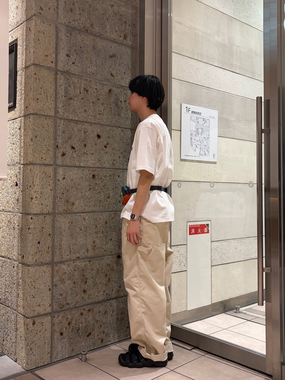 ホワイト系のTシャツ/カットソー、グリーン系のボディバッグ/ウエストポーチ、ホワイト系のその他パンツを着用したメンズの春コーディネートの2枚目の写真