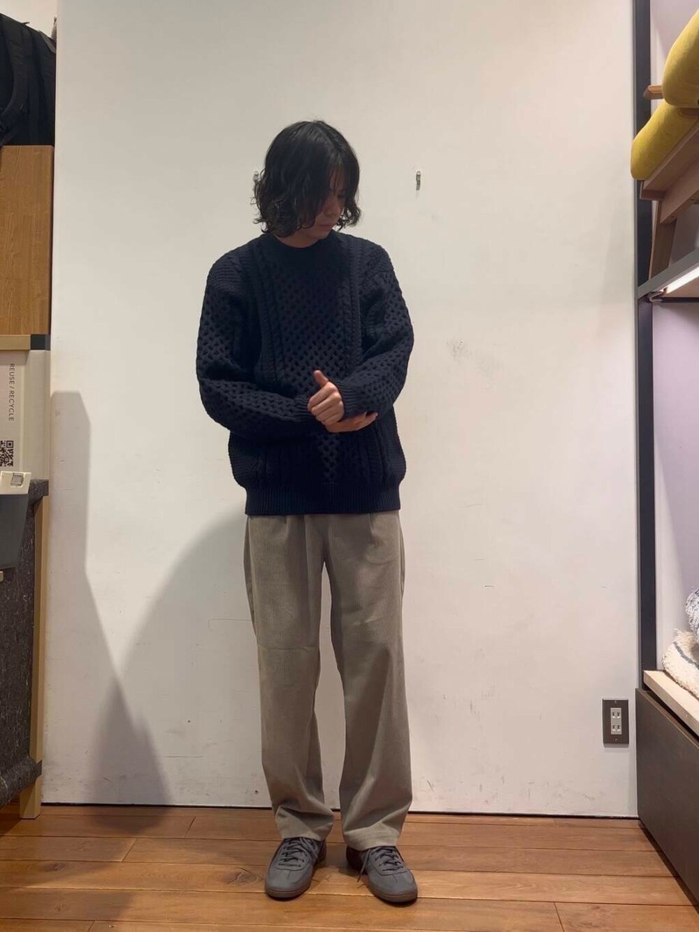 ブルー系のバックパック/リュック、ベージュ系のその他パンツ、ブラック系のテーラードジャケットを着用したメンズの冬コーディネートの4枚目の写真