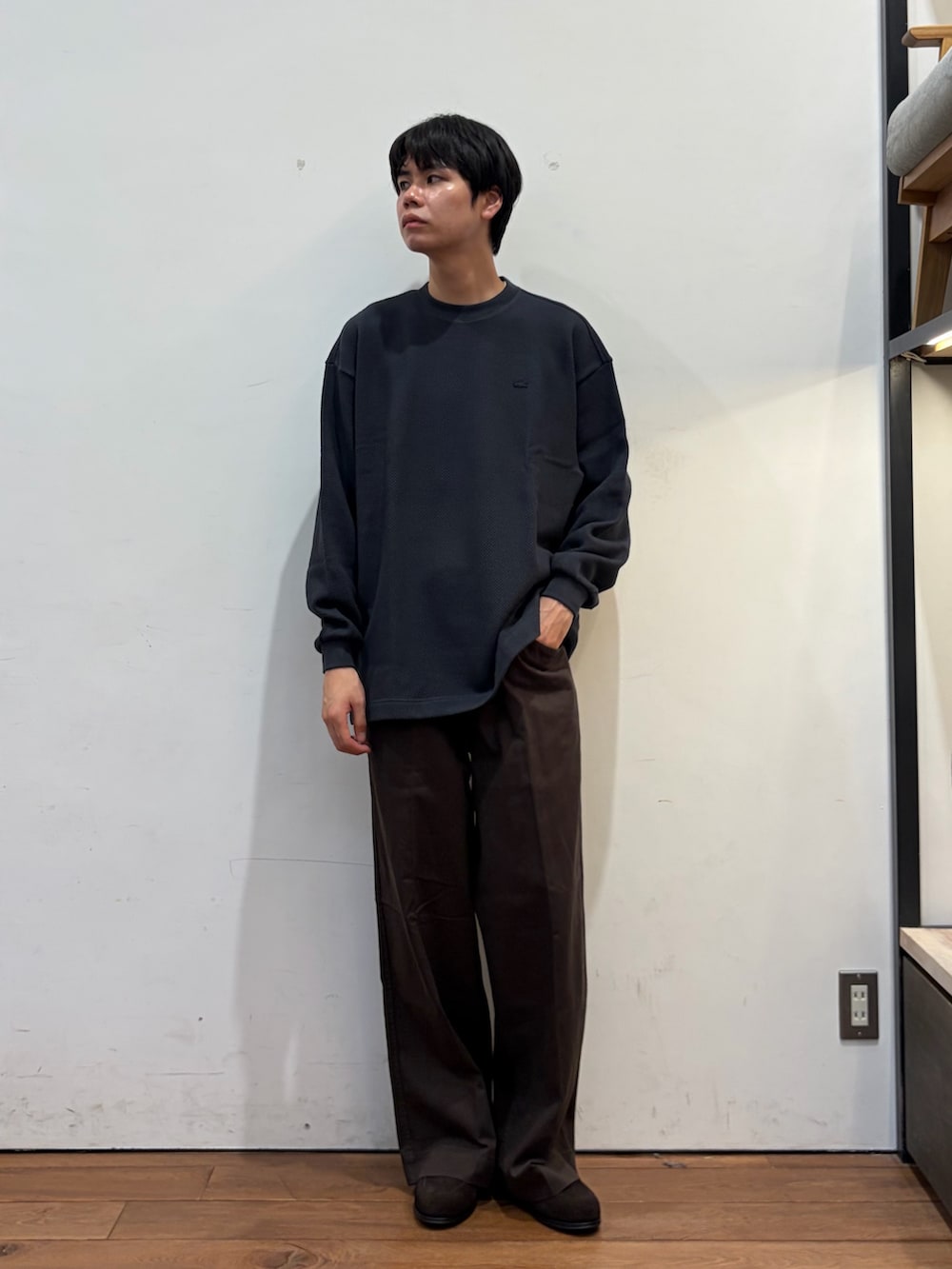 ブラック系のTシャツ/カットソー、ブラウン系のその他パンツ、ブラウン系のドレスシューズを着用したメンズの秋コーディネートの4枚目の写真