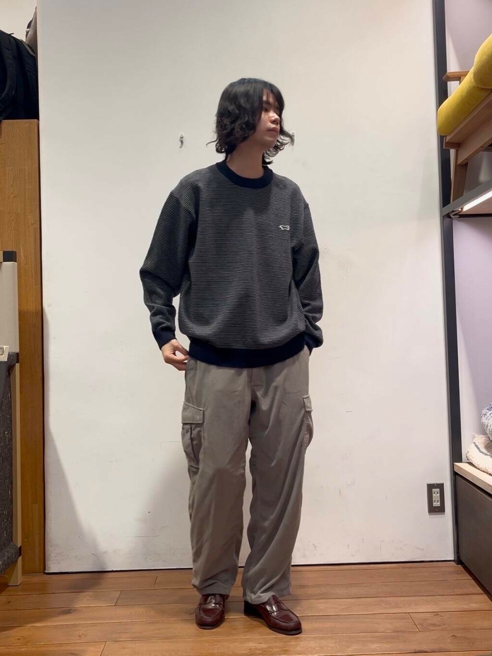 ブルー系のダウンジャケット/コート、ブルー系のニット/セーター、グレー系のその他パンツを着用したメンズの冬コーディネートの4枚目の写真