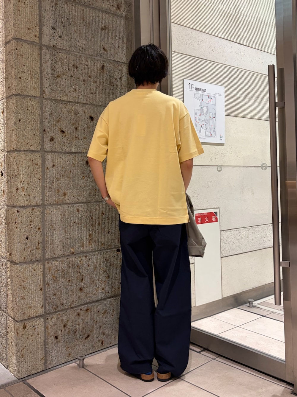 ブルー系のその他パンツ、イエロー系のTシャツ/カットソー、グリーン系のノーカラージャケットを着用したメンズの春コーディネートの9枚目の写真