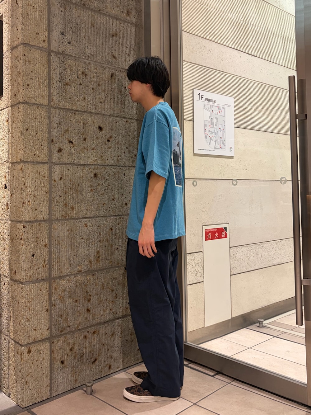 グリーン系のTシャツ/カットソー、ブルー系のその他パンツ、ブラウン系のスニーカーを着用したメンズの春コーディネートの4枚目の写真