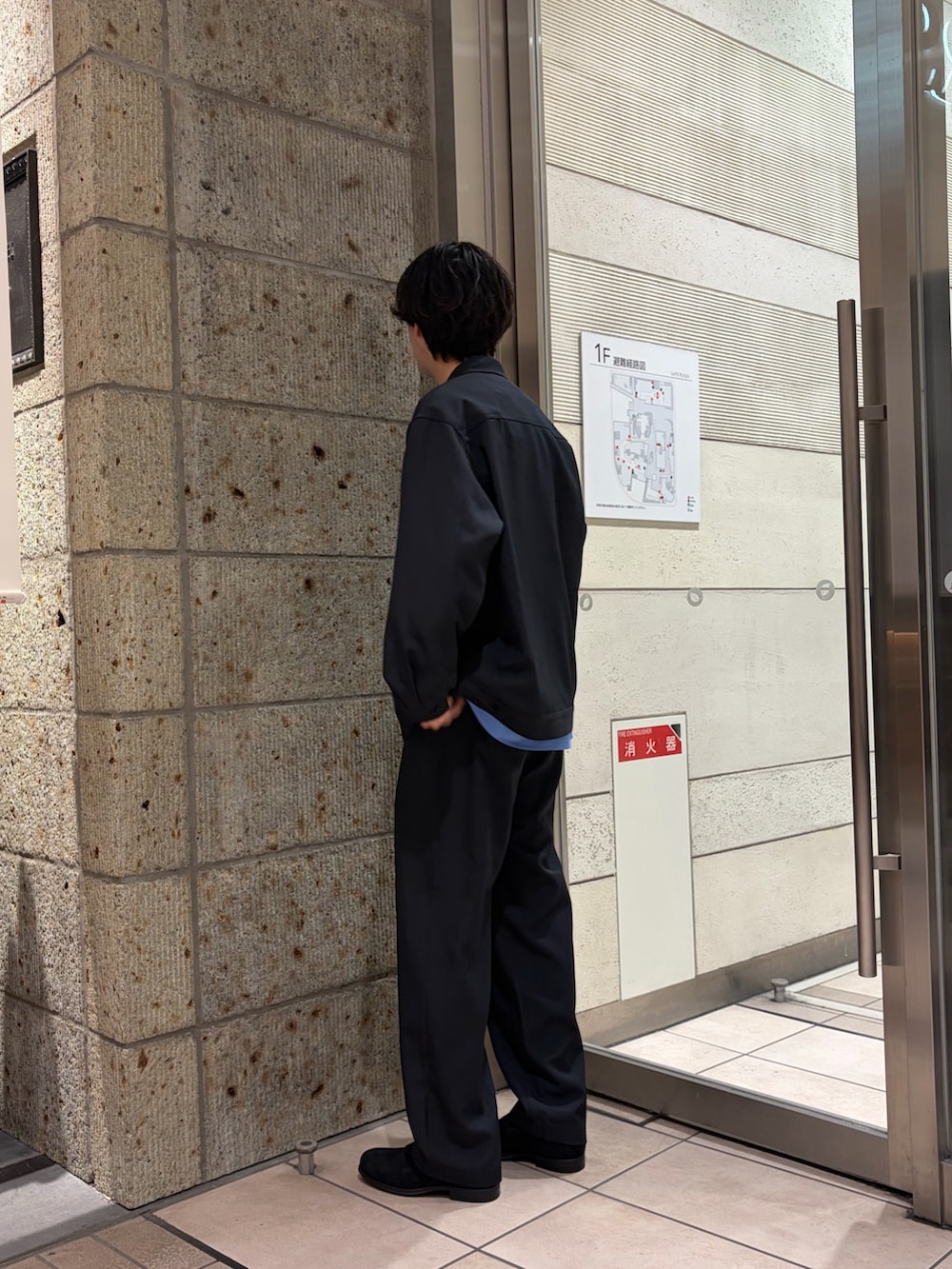 ブルー系のテーラードジャケット、ブルー系のシャツ/ブラウス、ブルー系のその他パンツを着用したメンズの冬コーディネートの3枚目の写真