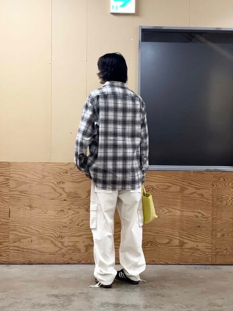 イエロー系のトートバッグ、ホワイト系のその他パンツ、ベージュ系のシャツ/ブラウスを着用したメンズの秋コーディネートの3枚目の写真