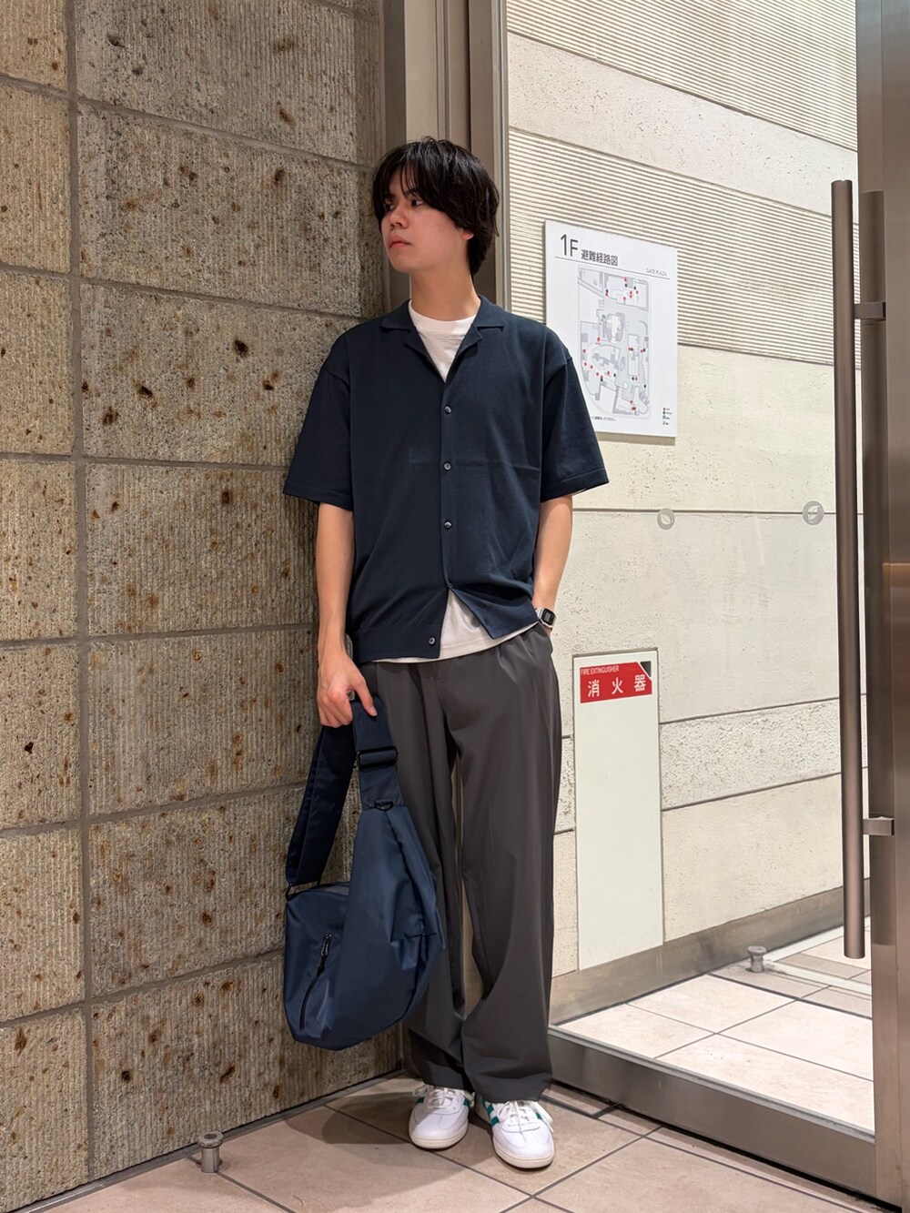 ブルー系のカーディガン/ボレロ、ホワイト系のTシャツ/カットソー、ブルー系のショルダーバッグを着用したメンズの春コーディネートの4枚目の写真