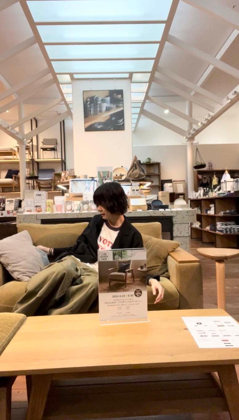 グリーン系の家具を着用したメンズの夏コーディネートの3枚目の写真