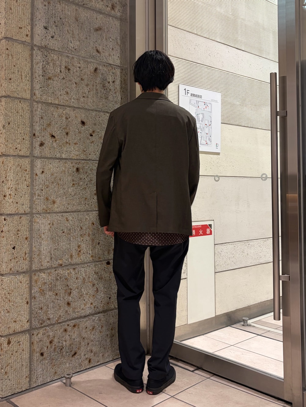 ブラック系のその他パンツ、ブラウン系のその他アウター、ブラウン系のシャツ/ブラウスを着用したメンズの春コーディネートの5枚目の写真