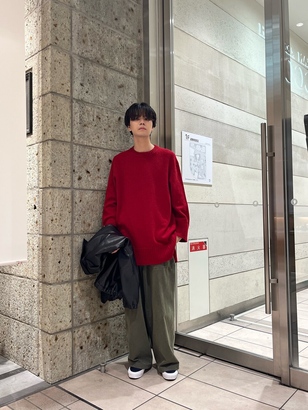 ブラック系のその他アウター、レッド系のニット/セーターを着用したメンズの秋コーディネートの6枚目の写真