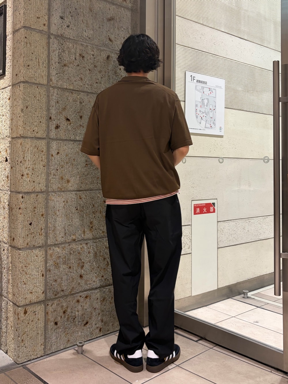 レッド系のTシャツ/カットソー、ブラウン系のニット/セーター、ブラック系のその他パンツを着用したメンズの春コーディネートの4枚目の写真