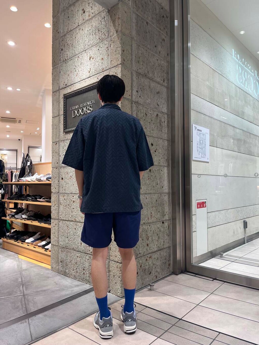 グレー系のスニーカー、ブルー系のシャツ/ブラウスを着用したメンズの夏コーディネートの3枚目の写真