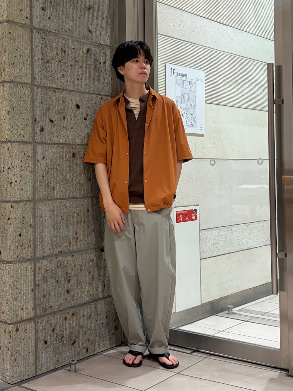 ブラウン系のカーディガン/ボレロ、ブラウン系のニット/セーター、ベージュ系のTシャツ/カットソーを着用したメンズの夏コーディネートの2枚目の写真