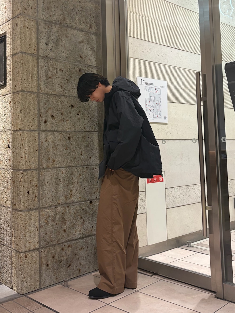 ブラック系のマウンテンパーカー、ブラック系のシャツ/ブラウス、グレー系のTシャツ/カットソーを着用したメンズの冬コーディネートの3枚目の写真