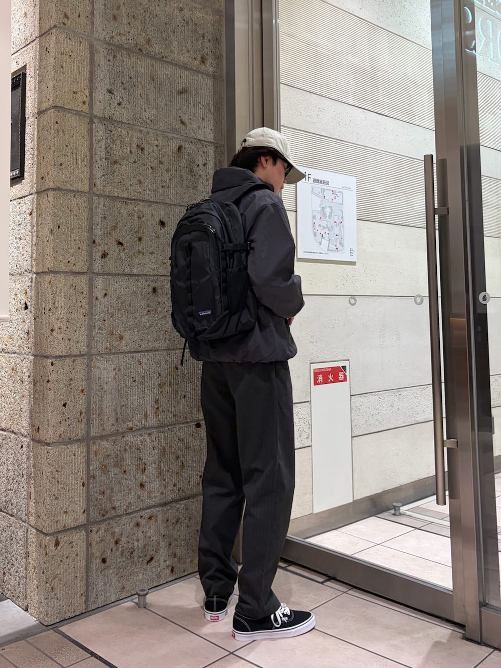 グレー系のブルゾン、グレー系のその他アウター、ホワイト系のTシャツ/カットソーを着用したメンズの春コーディネートの4枚目の写真