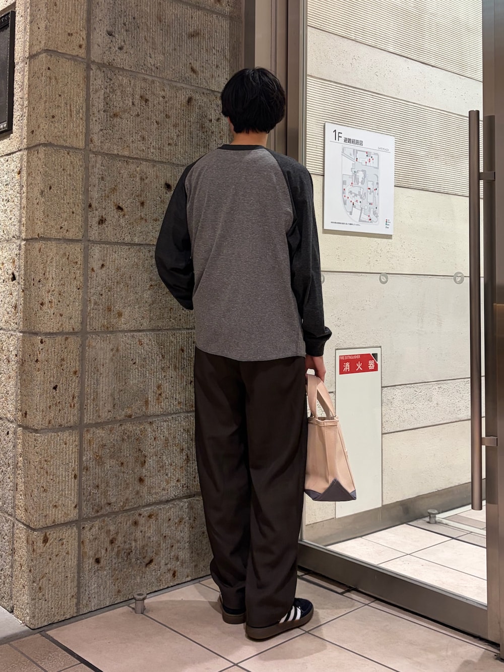 グレー系のTシャツ/カットソー、ブラウン系のその他パンツ、ブラック系のスニーカーを着用したメンズの春コーディネートの5枚目の写真