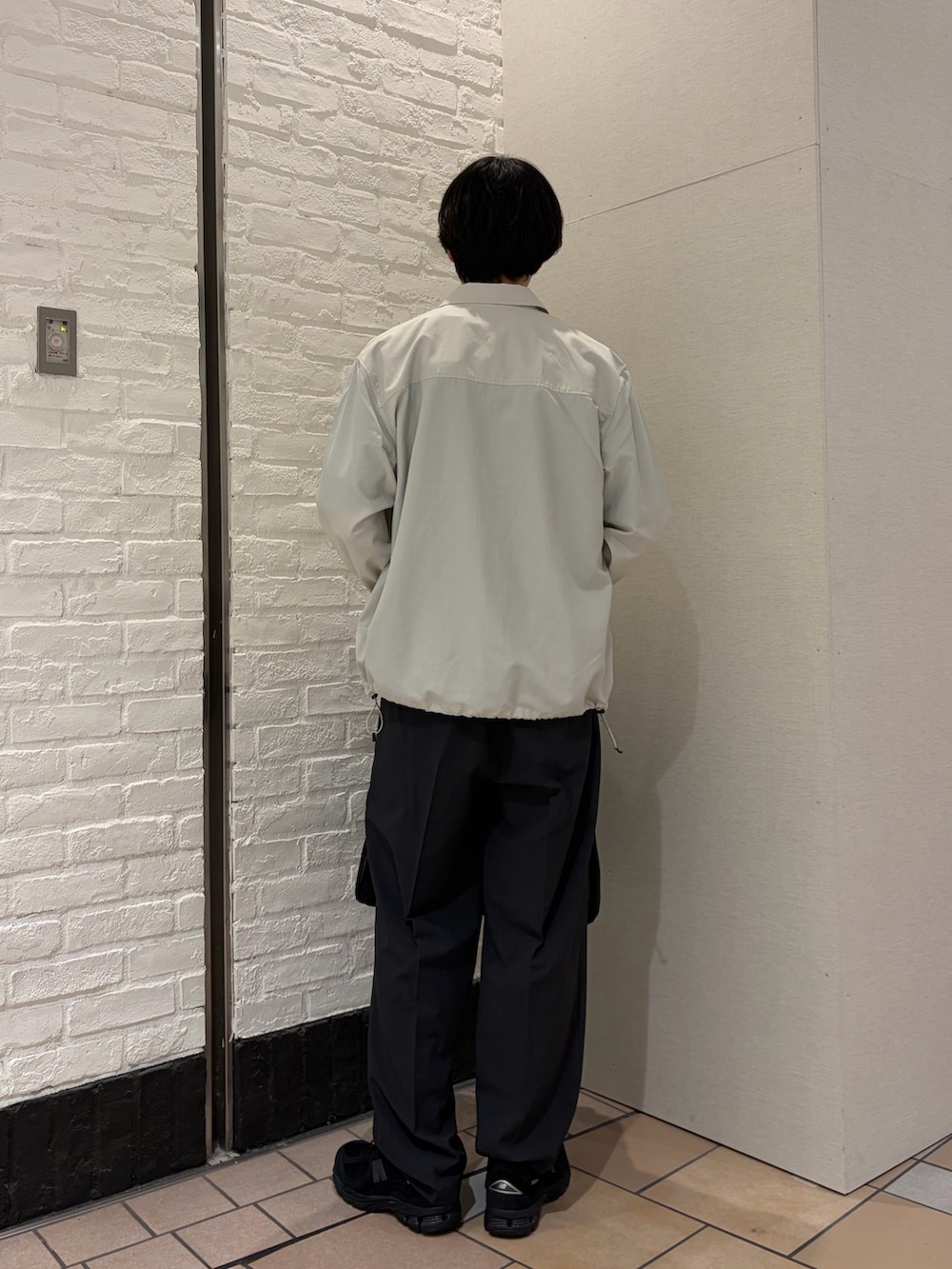 ホワイト系のその他アウター、ブルー系のTシャツ/カットソー、グレー系のその他パンツを着用したメンズの春コーディネートの3枚目の写真