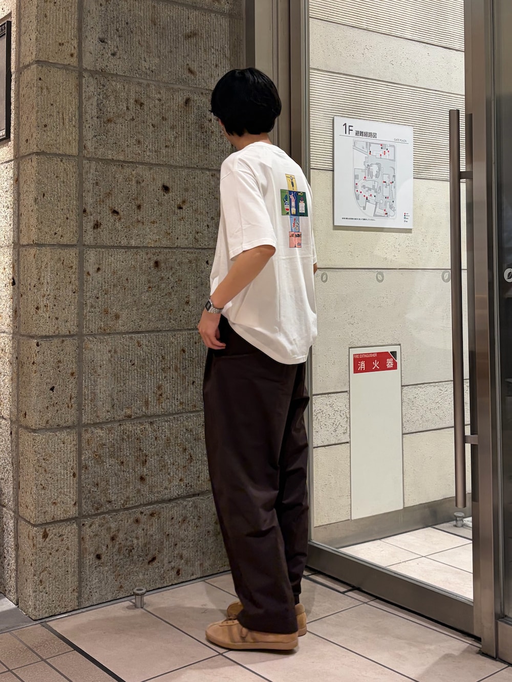 ホワイト系のTシャツ/カットソー、ブラウン系のその他パンツ、ブラウン系のスニーカーを着用したメンズの夏コーディネートの4枚目の写真