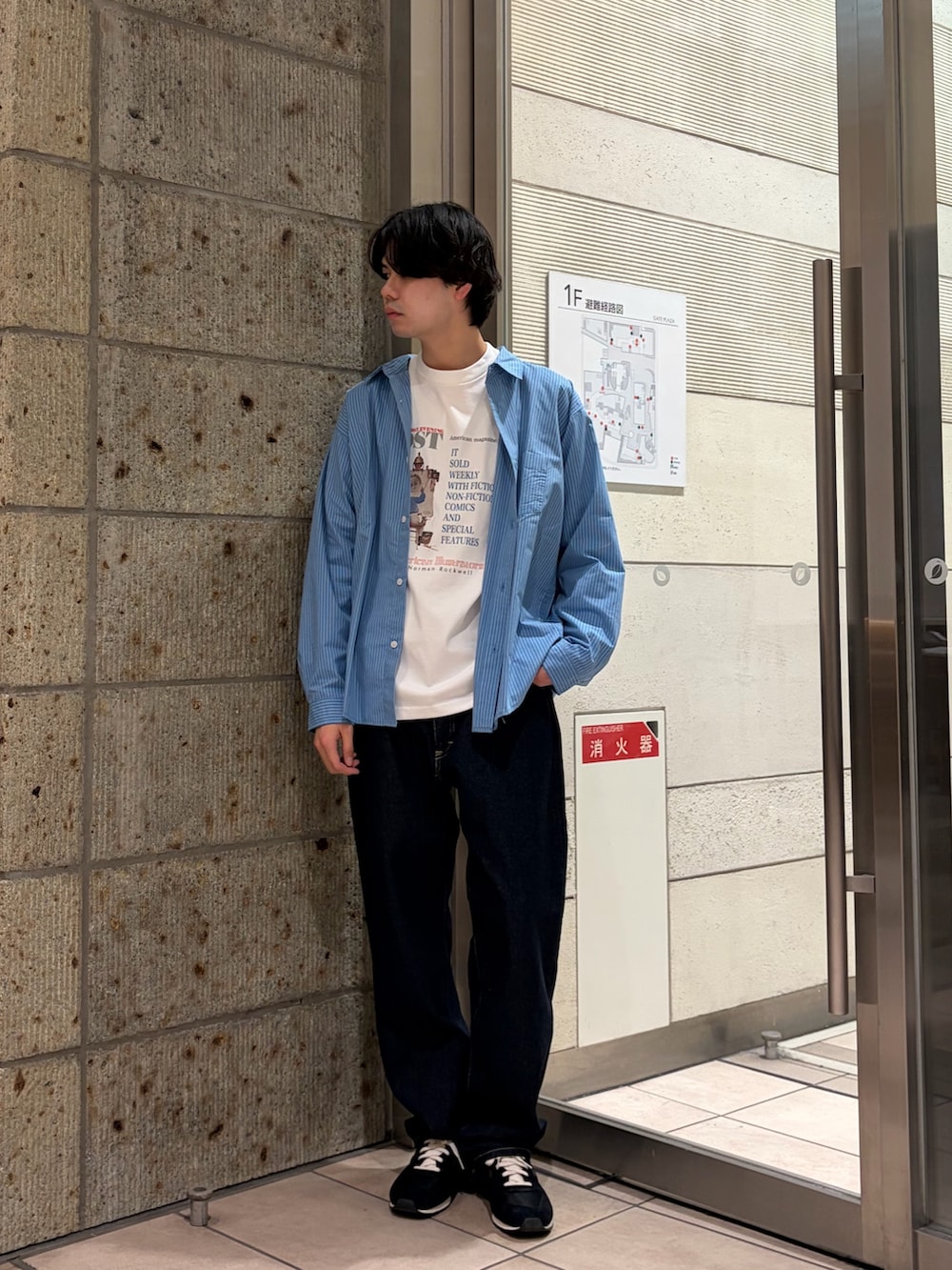 ブルー系のシャツ/ブラウス、ホワイト系のTシャツ/カットソー、ブルー系のデニムパンツを着用したメンズの冬コーディネートの2枚目の写真