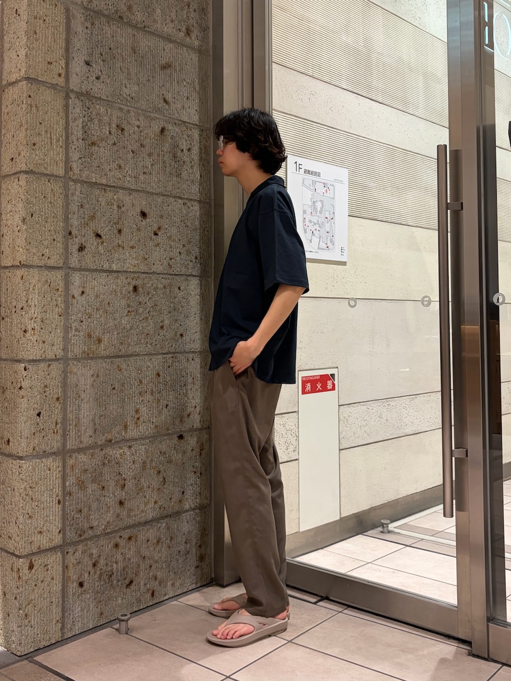 ブラウン系のその他パンツ、ベージュ系のサンダル、ブルー系のTシャツ/カットソーを着用したメンズの夏コーディネートの3枚目の写真