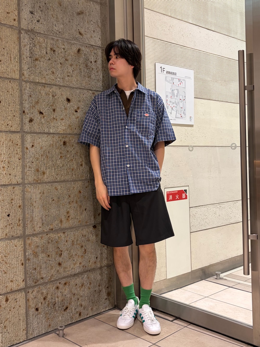 ブルー系のシャツ/ブラウス、ブラウン系のニット/セーター、ホワイト系のTシャツ/カットソーを着用したメンズの春コーディネートの2枚目の写真