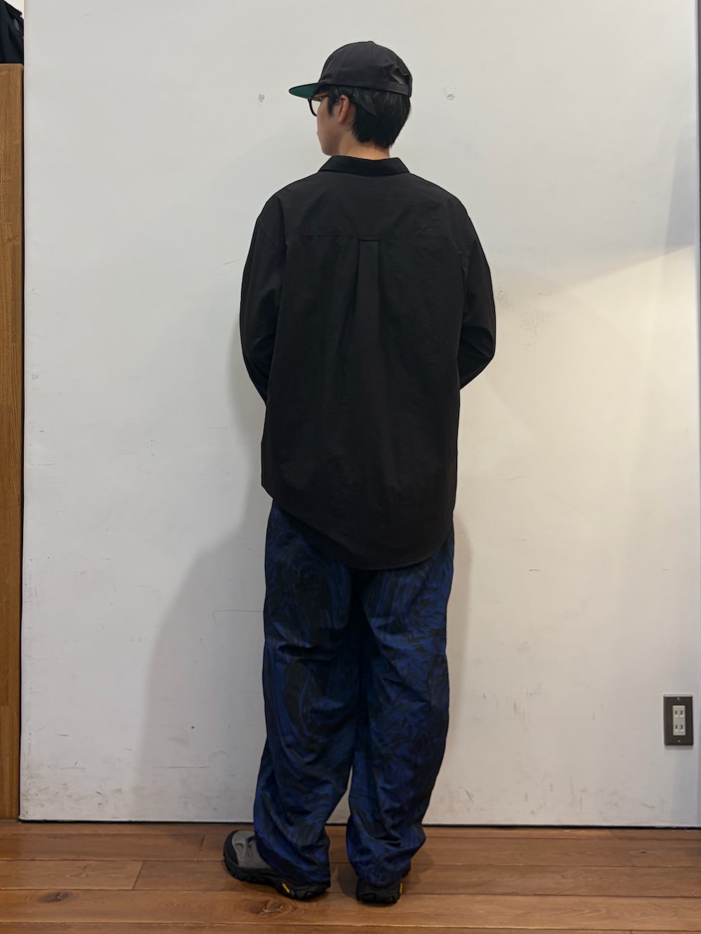 ブラック系のシャツ/ブラウス、ブルー系のその他パンツ、グレー系のスニーカーを着用したメンズの秋コーディネートの5枚目の写真