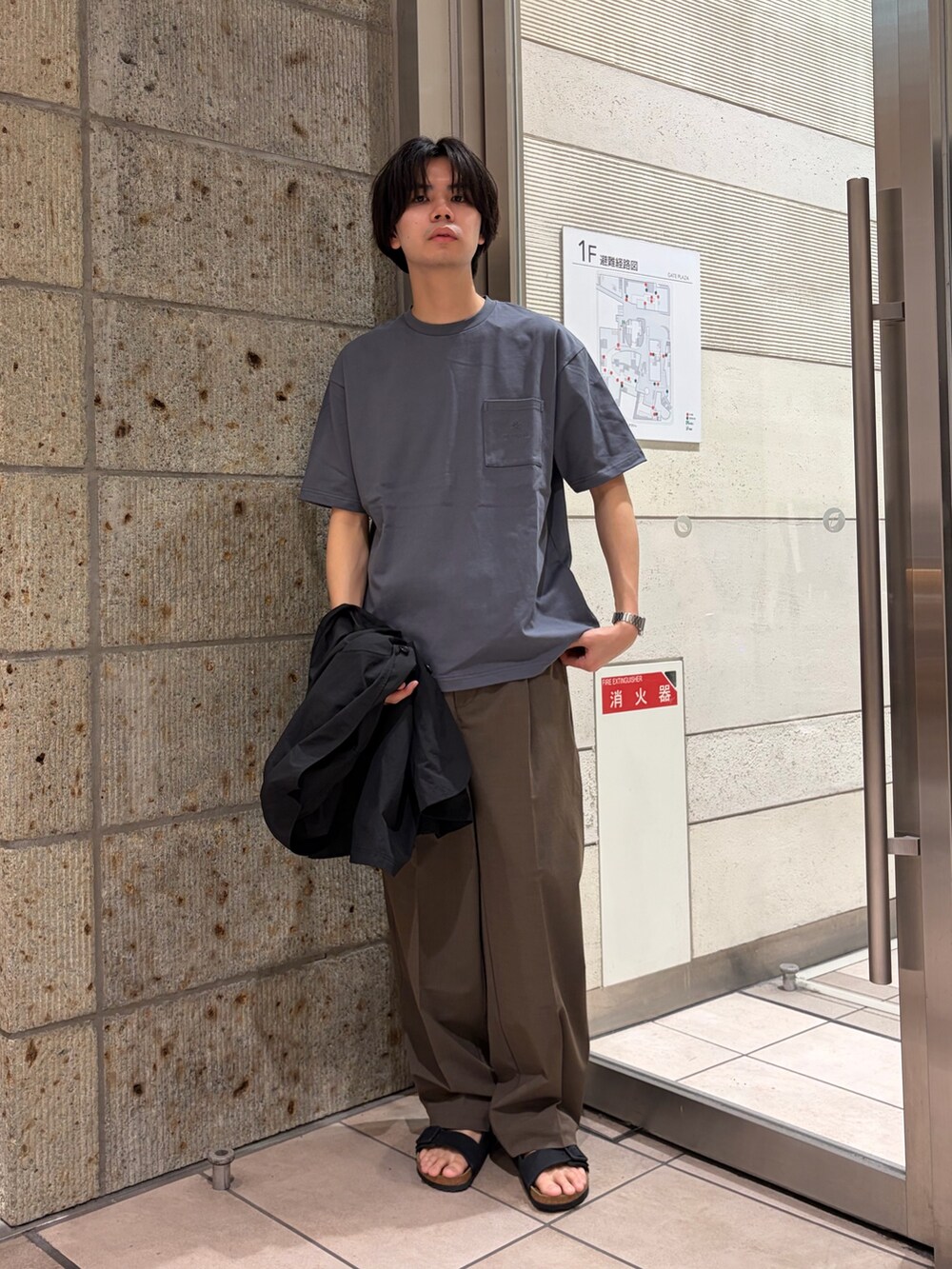 ブラック系のサンダル、ブルー系のTシャツ/カットソー、ブラック系のその他アウターを着用したメンズの春コーディネートの5枚目の写真