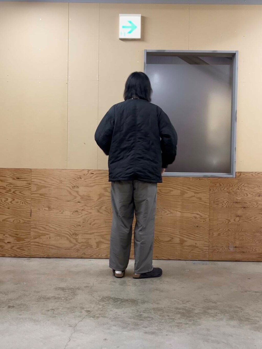 グレー系のその他パンツ、ブラック系のブルゾン、グレー系のニット/セーターを着用したメンズの秋コーディネートの4枚目の写真