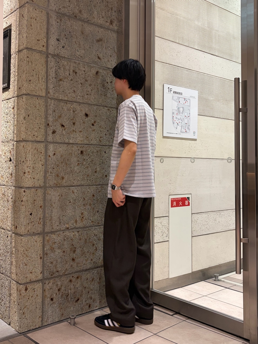 グレー系のTシャツ/カットソー、ブラウン系のその他パンツ、ブラック系のスニーカーを着用したメンズの春コーディネートの3枚目の写真