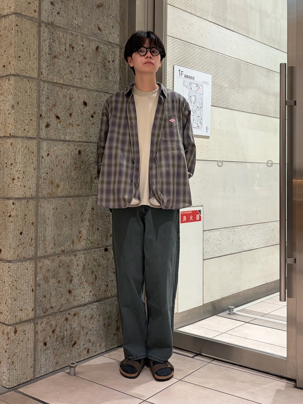 グリーン系のシャツ/ブラウス、ベージュ系のTシャツ/カットソー、ブラウン系のサンダルを着用したメンズの夏コーディネートの5枚目の写真
