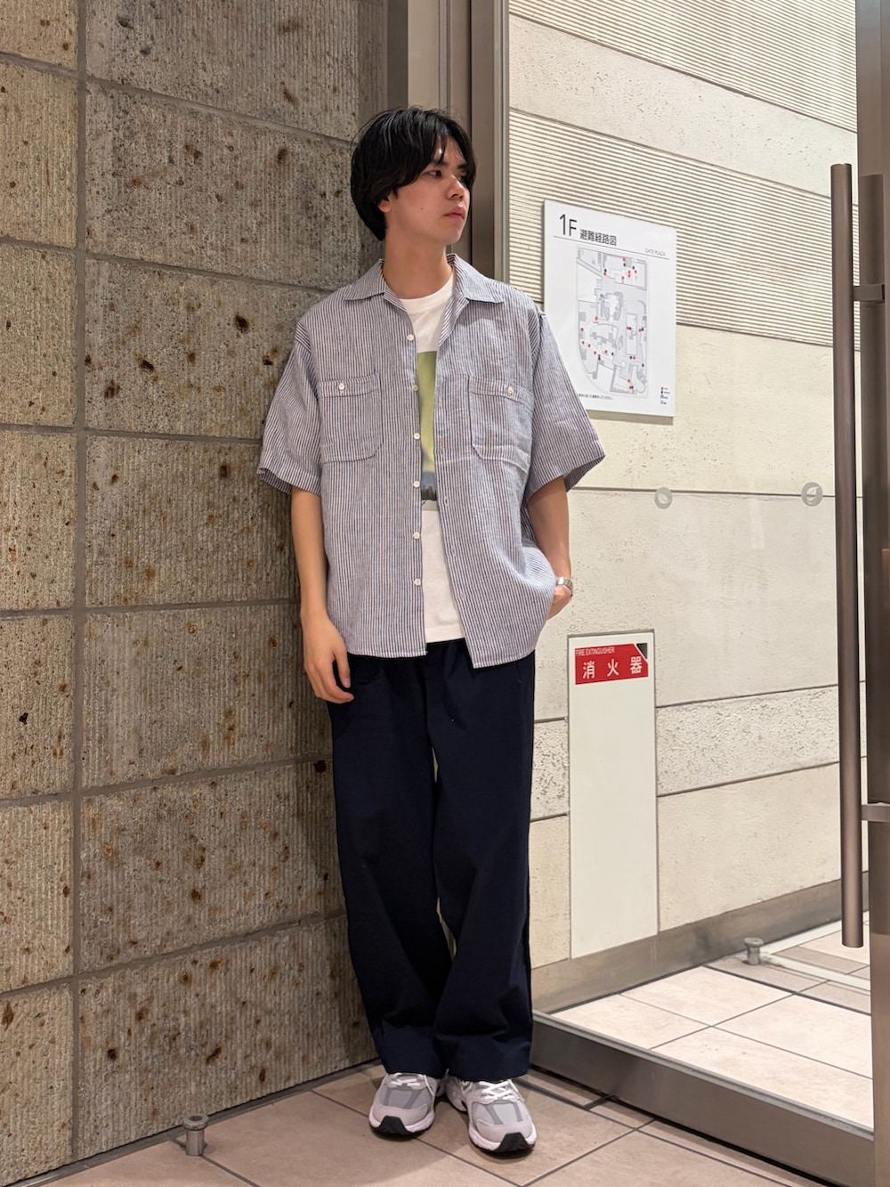 ブルー系のシャツ/ブラウス、ホワイト系のTシャツ/カットソー、ブルー系のその他パンツを着用したメンズの春コーディネートの2枚目の写真