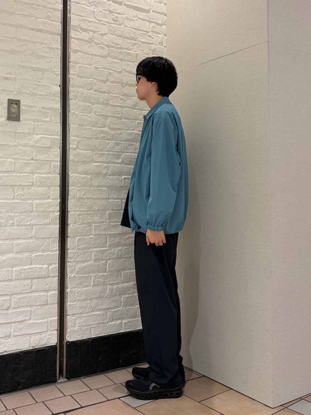 グレー系のTシャツ/カットソー、グリーン系のカーディガン/ボレロ、グレー系のその他パンツを着用したメンズの春コーディネートの5枚目の写真