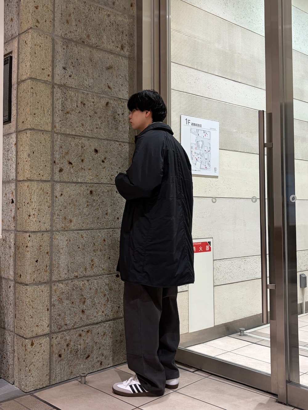 ブラック系のその他アウター、グレー系のカバーオール、グリーン系のニット/セーターを着用したメンズの冬コーディネートの4枚目の写真