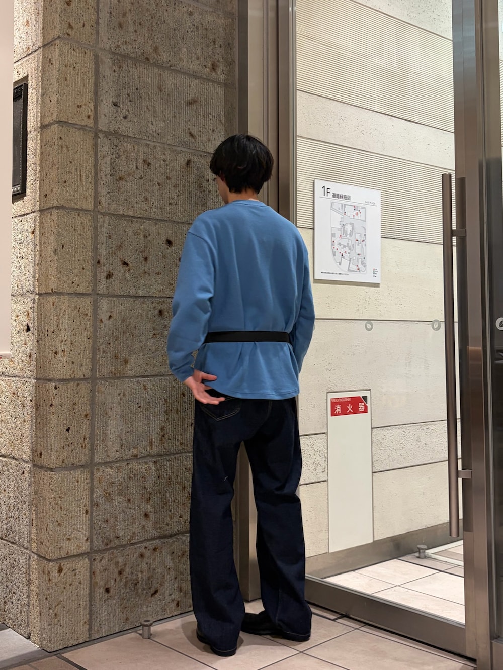 ブルー系のTシャツ/カットソー、ブルー系のデニムパンツ、ブラック系のドレスシューズを着用したメンズの春コーディネートの3枚目の写真